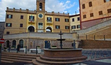 polverigi-piazza-comune-conero